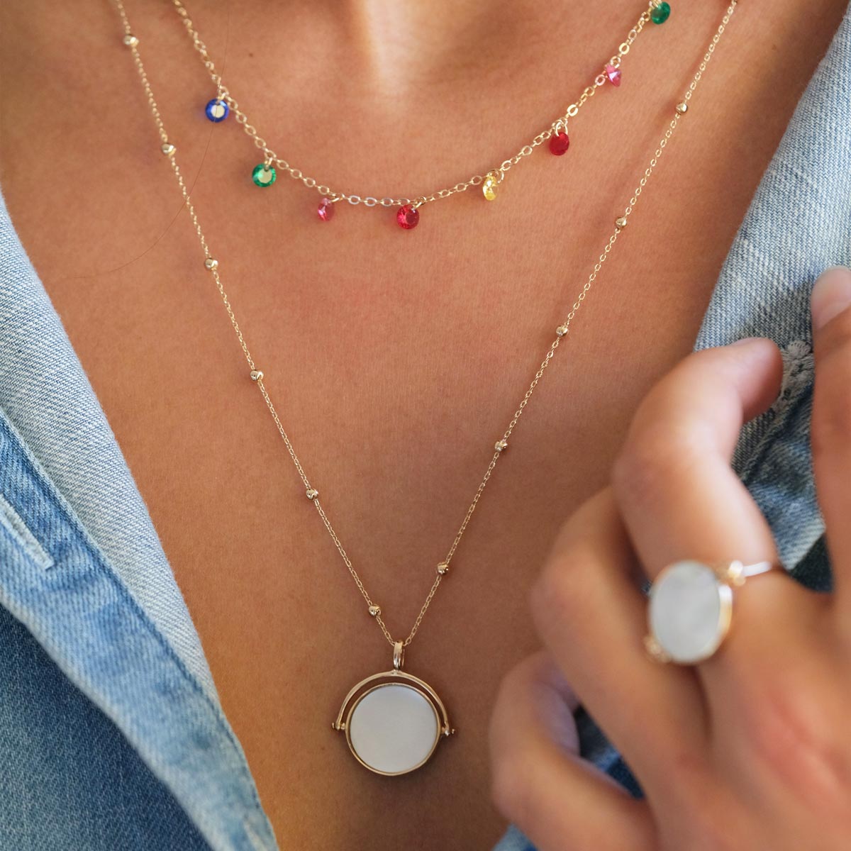 Collier doré Aviva avec des zircons multicolore - Bijou porté