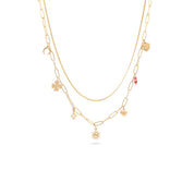 Collier double doré Liliah maille avec pendentifs lune, trèfle, cœurs, soleil, zircons et agate fuchsia et chaîne plate - Bijou photographié sur fond blanc