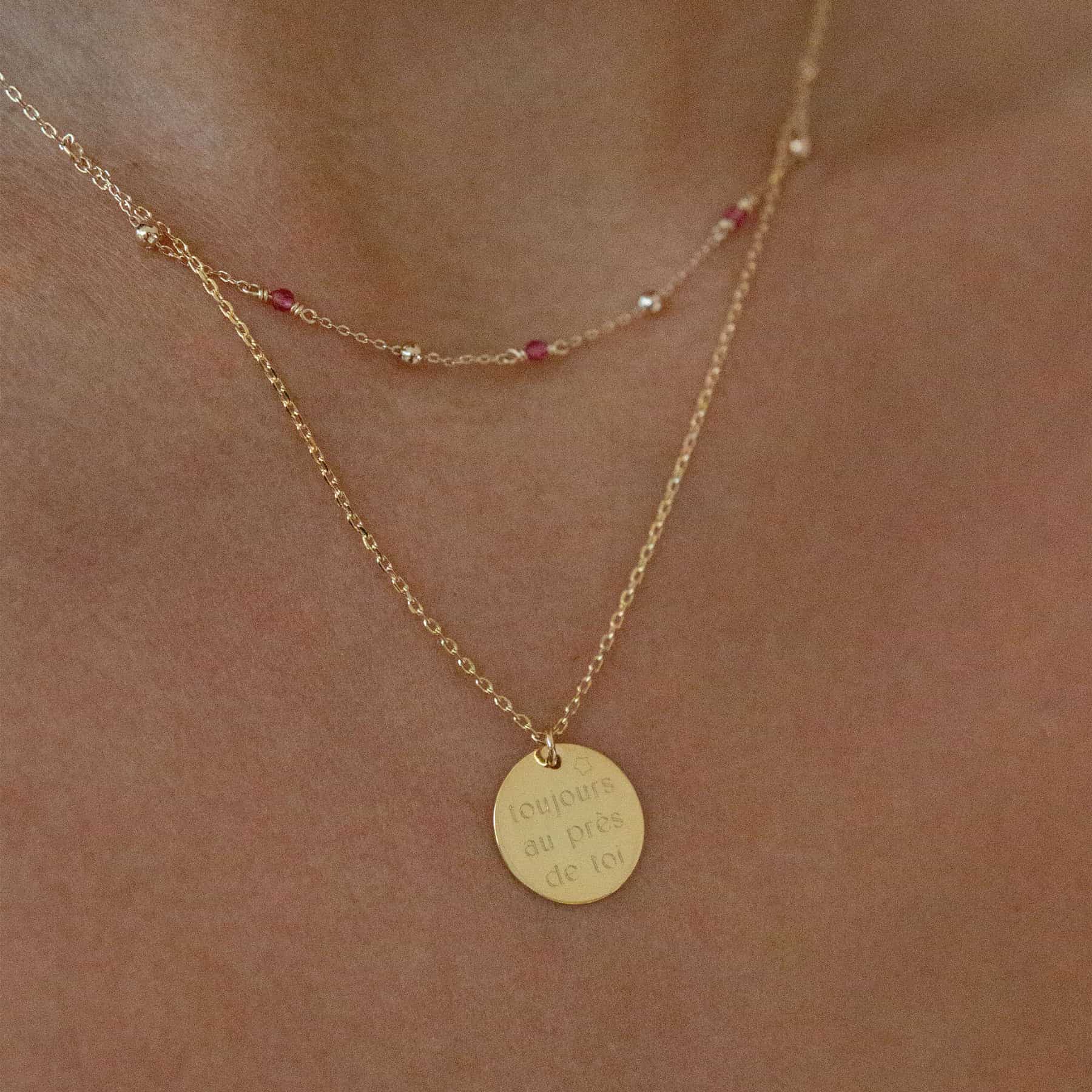 Collier double dore personnalisable pour gravure agate fuchsia Ava - Bijou porté