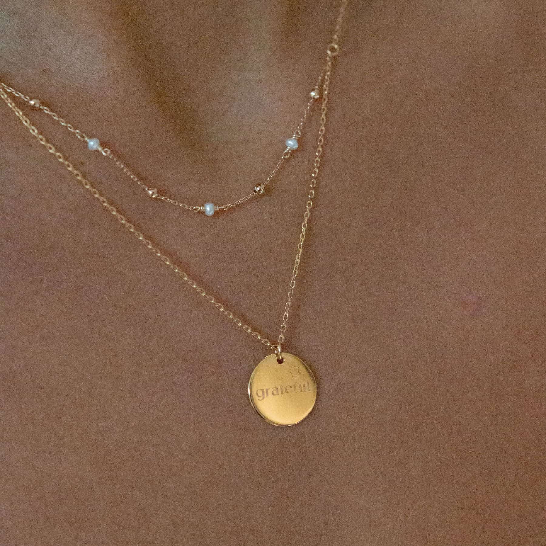 Collier double dore personnalisable pour gravure nacre Ava - Bijou porté