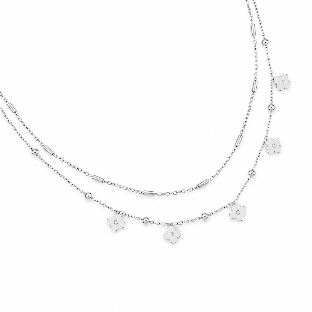 Collier double argenté Martine orné de fleurs - Bijou sur fond blanc