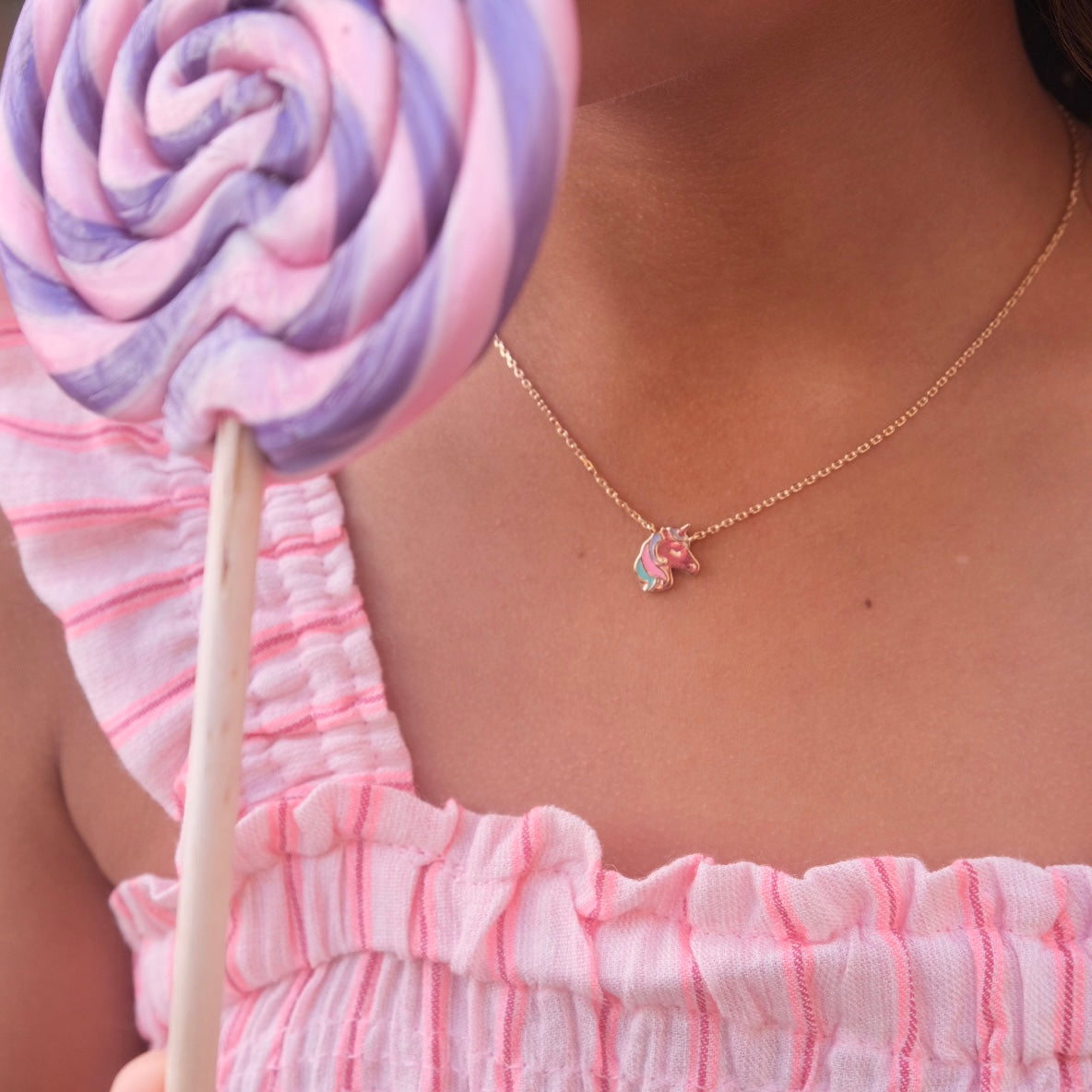 Collier pour enfant doré avec un pendentif Licorne - Bijoux porté focus