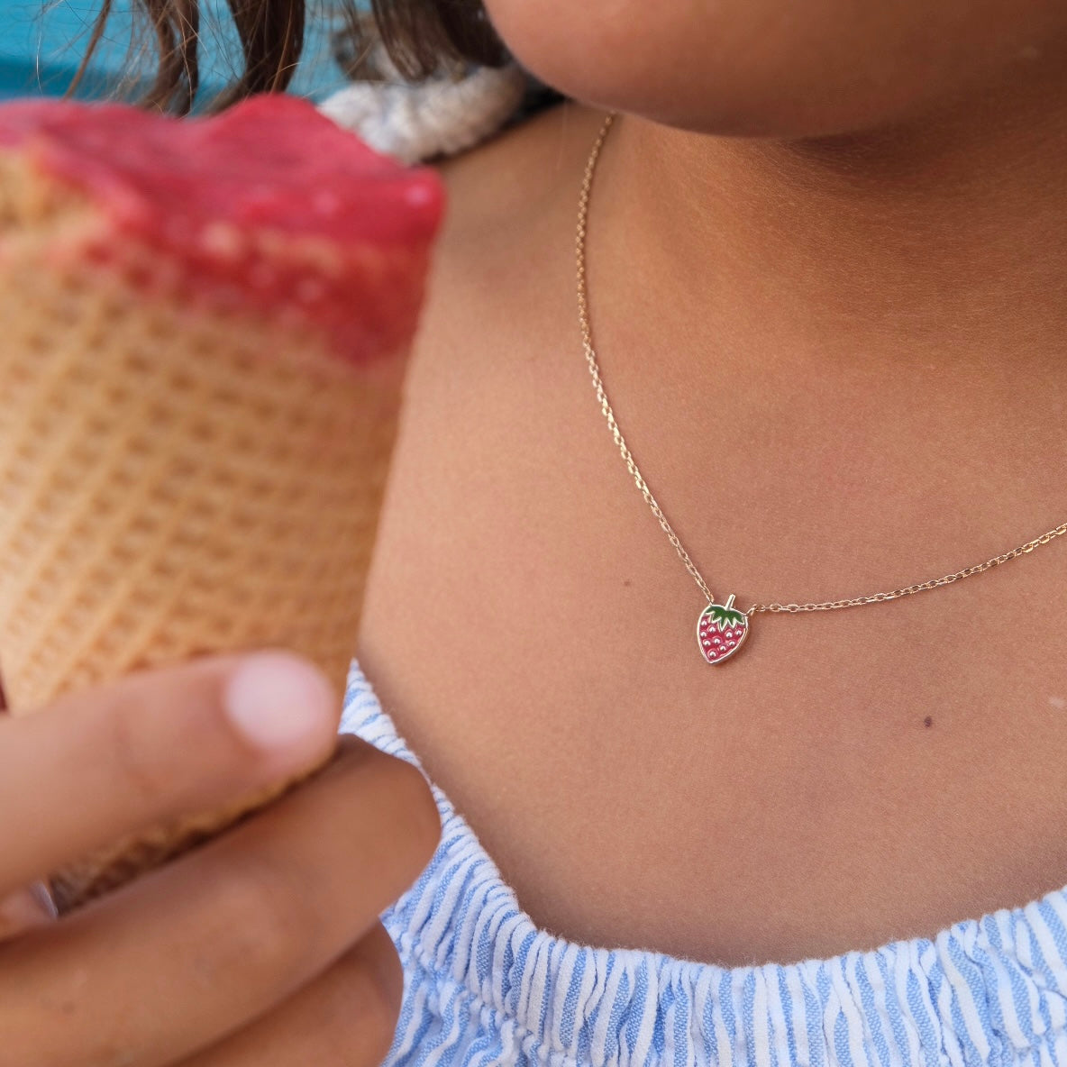 Collier doré enfant pendentif fraise - Bijou porté