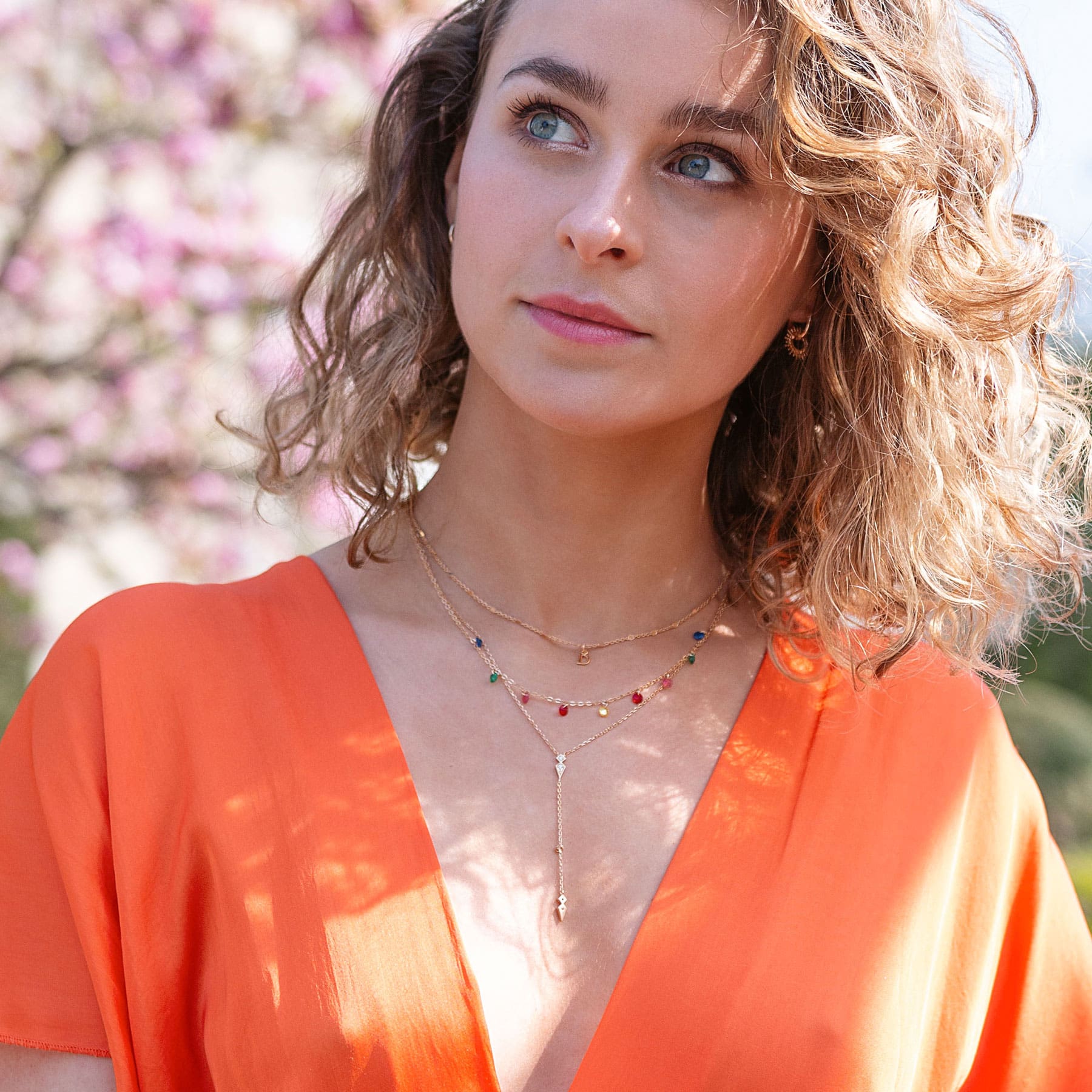 Collier doré Aviva avec des zircons multicolore - Bijou porté