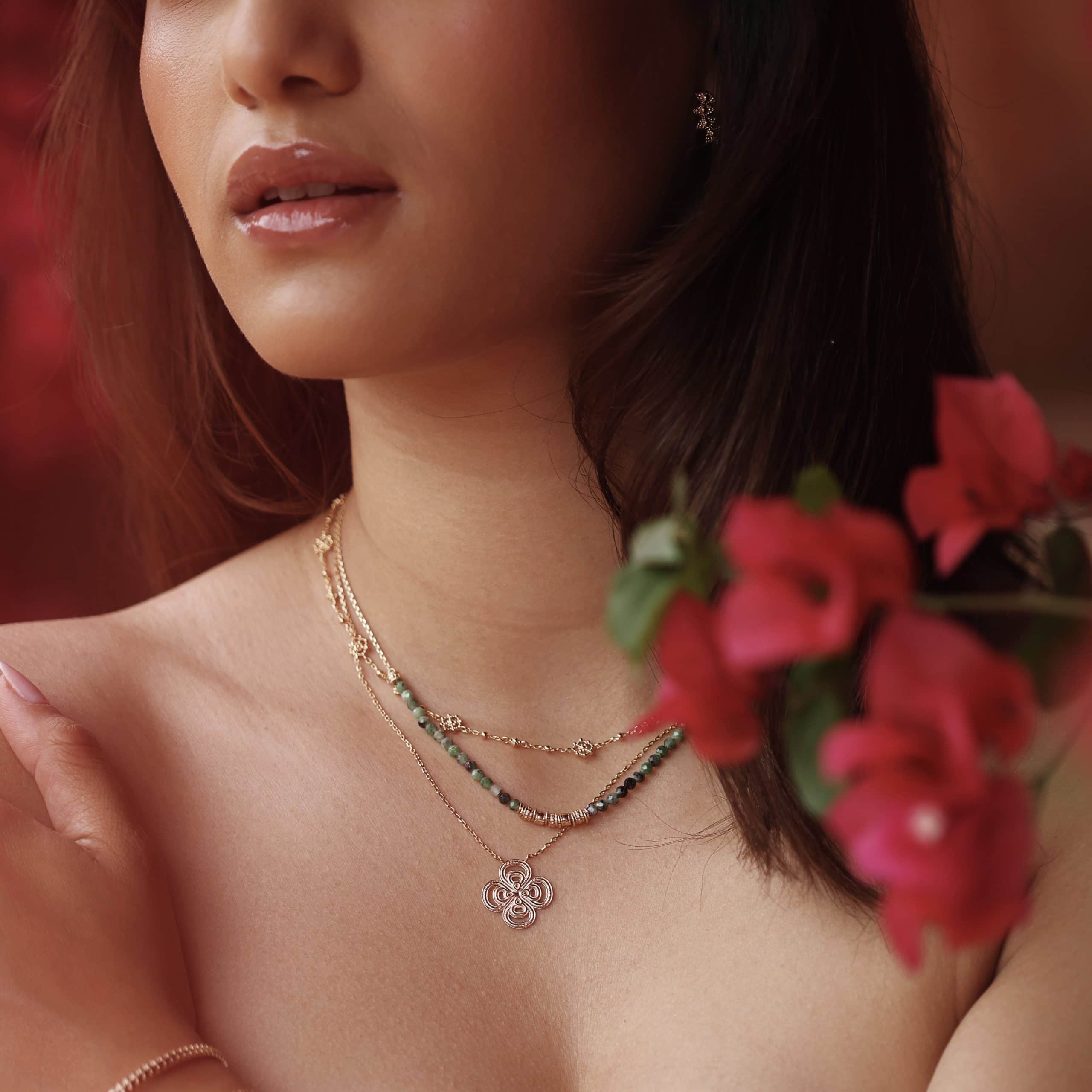 Collier doré Zeina trèfle ajouré - Bijou porté 