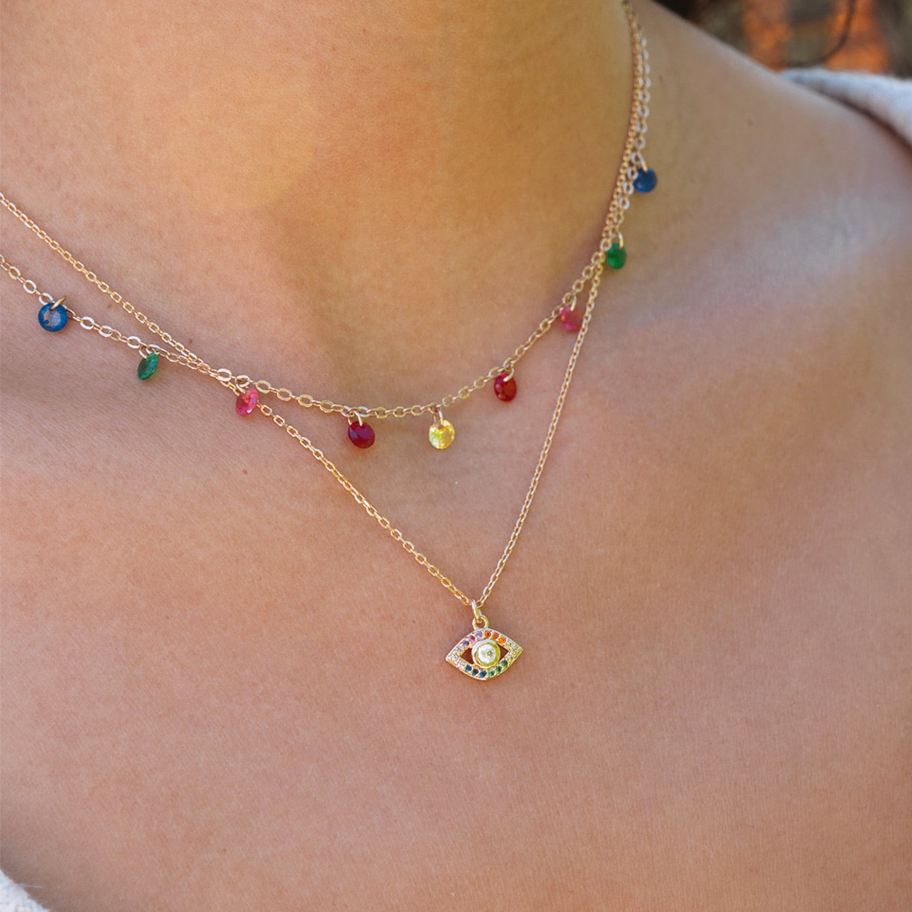 Collier doré Aviva avec des zircons multicolore - Bijou porté