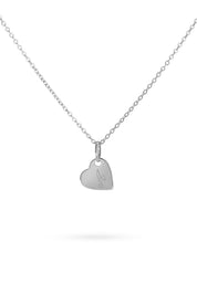 Médaille argent Amour XS en forme de cœur pour gravure - Bijou photographié sur un miroir rond avec d'autres médailles