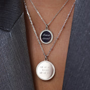 LOUISA – Collier personnalisable pour gravure médaille argent Louisa - Bijou porté