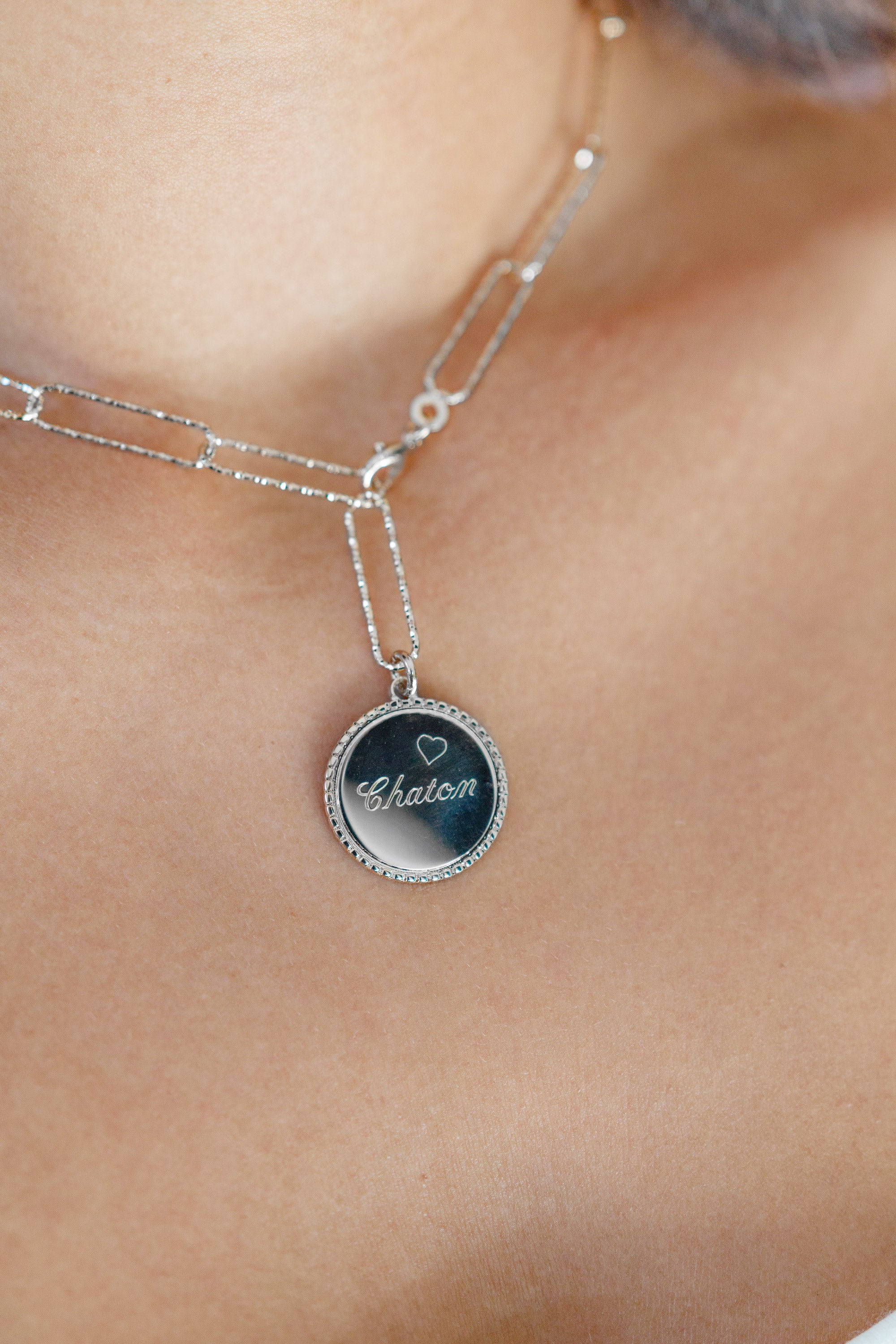 LOUISA – Collier personnalisable pour gravure médaille argent Louisa - Bijou porté