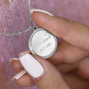 LOUISA – Collier personnalisable pour gravure médaille argent Louisa - Bijou porté