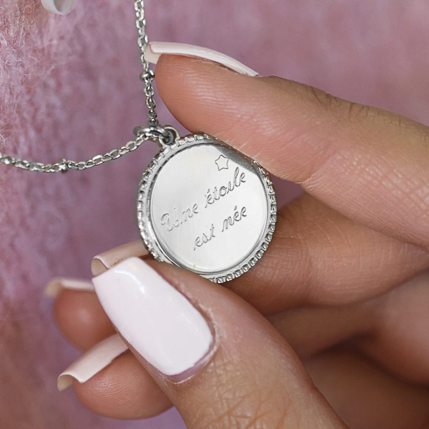 LOUISA – Collier personnalisable pour gravure médaille argent Louisa - Bijou porté