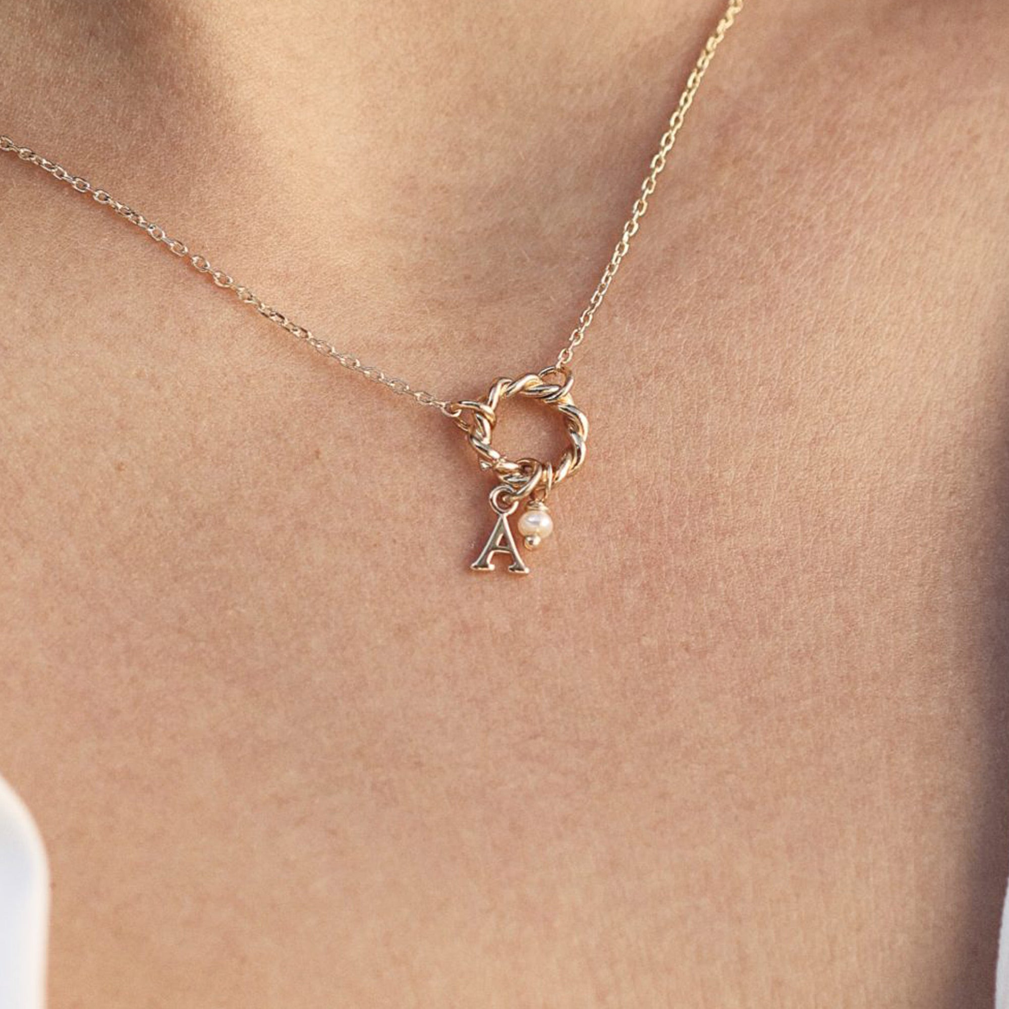 Collier personnalisable doré charms Alma - Bijou porté