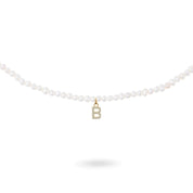 Collier personnalisable doré et nacre pour initiales et charms Elya - Bijou sur fond blanc