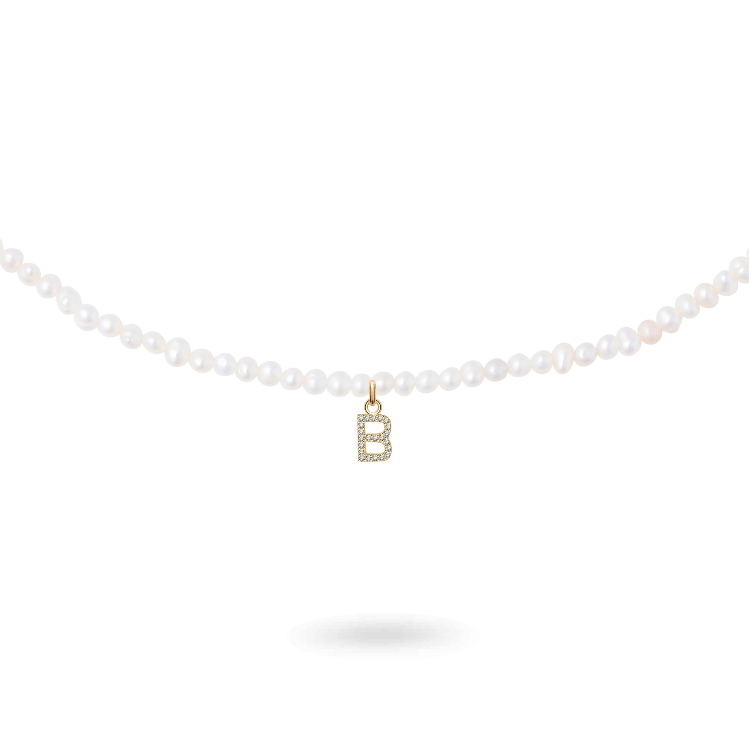 Collier personnalisable doré et nacre pour initiales et charms Elya - Bijou sur fond blanc