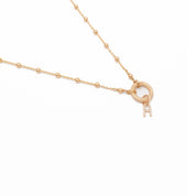 Collier personnalisable doré initiales et charms OKA - Bijou photographié sur fond blanc