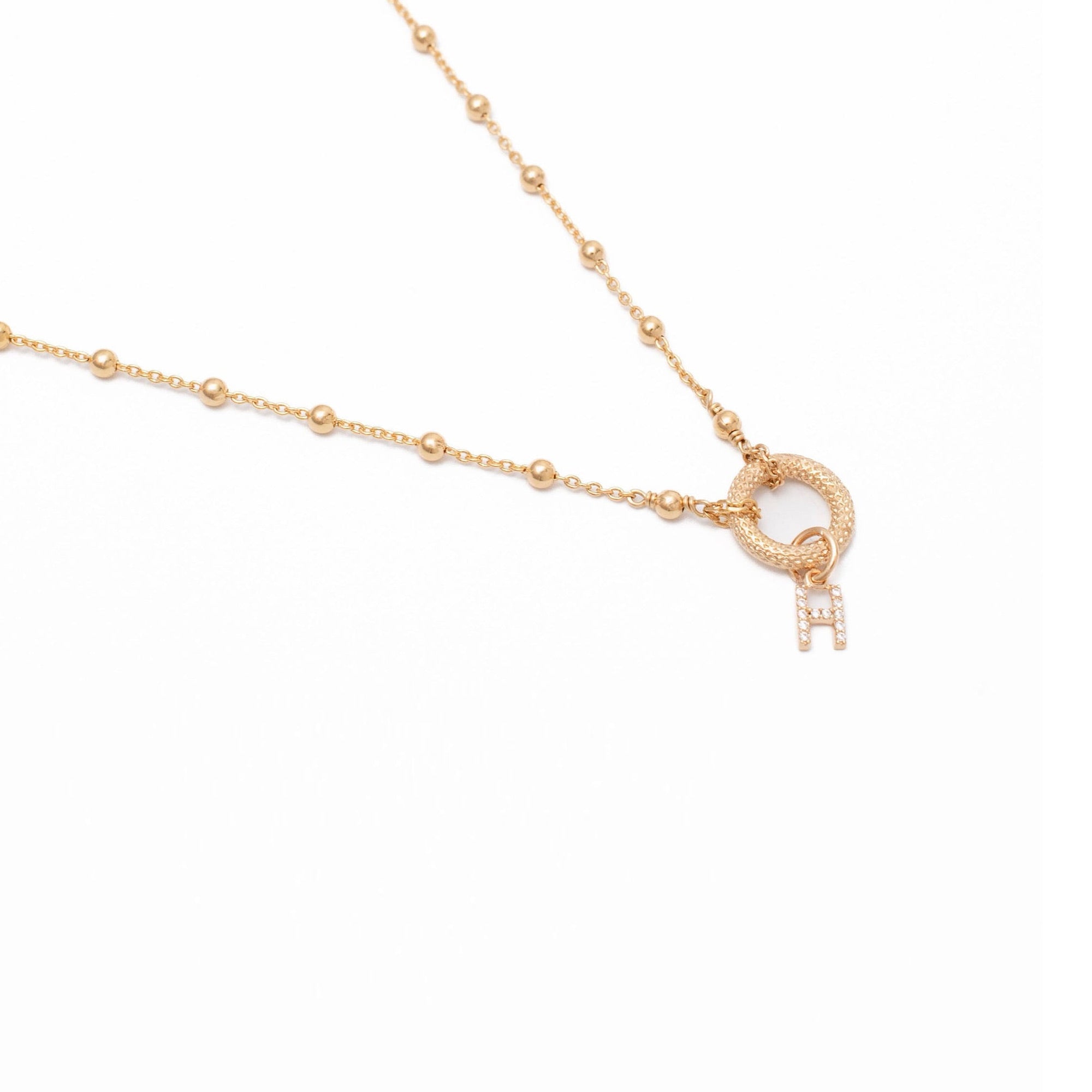 Collier personnalisable doré initiales et charms OKA - Bijou photographié sur fond blanc