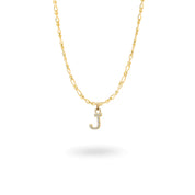 Collier personnalisable initiales et charms doré Marta - Bijou sur fond blanc