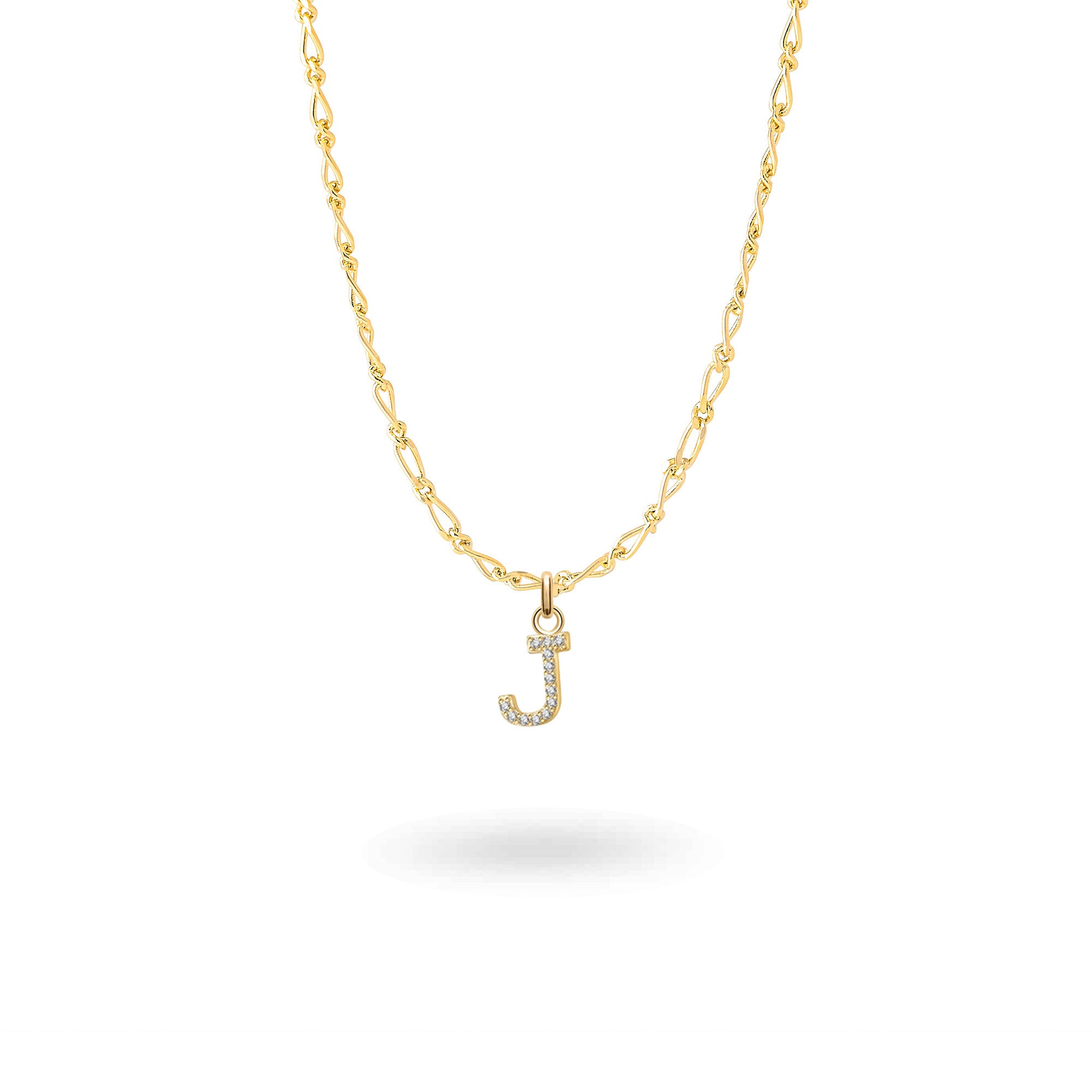 Collier personnalisable initiales et charms doré Marta - Bijou sur fond blanc