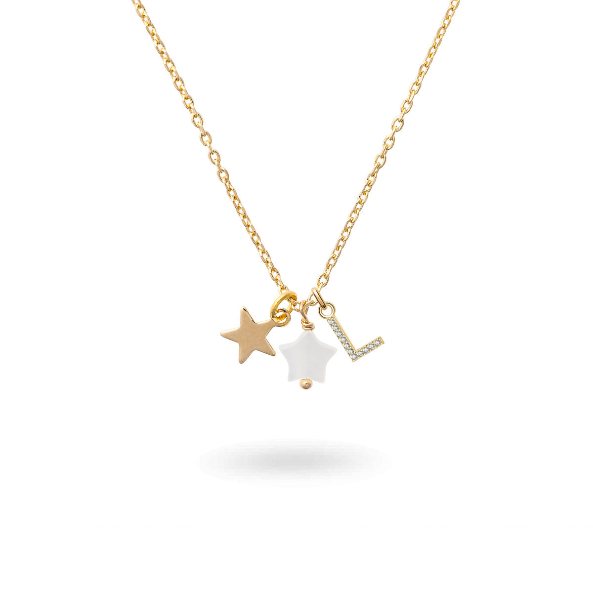 Collier personnalisable doré pour initiale Ama - Bijou sur fond blanc