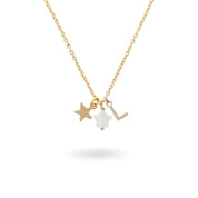Collier personnalisable doré pour initiale Ama - Bijou sur fond blanc