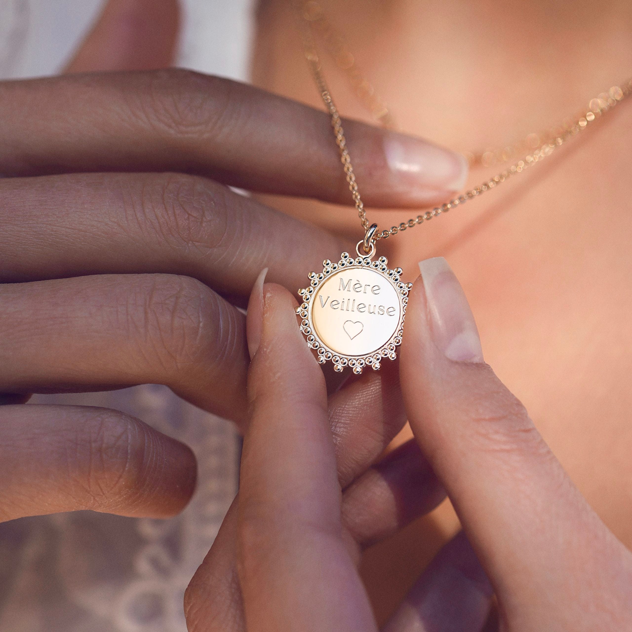 Collier_personnalisable_gravure_femme.jpg