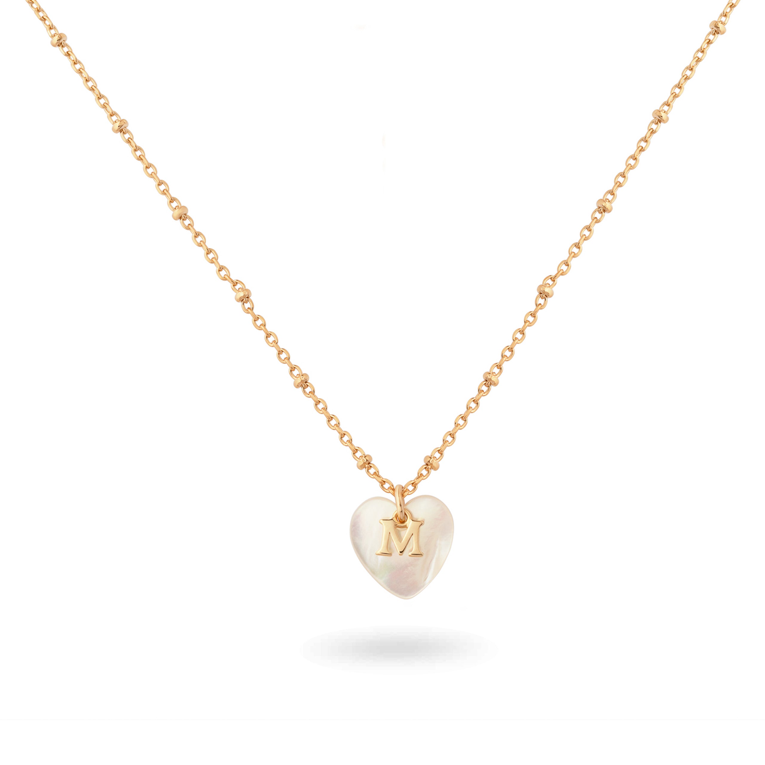 Collier personnalisable initiales et charms Coeur nacre - Bijou sur fond blanc