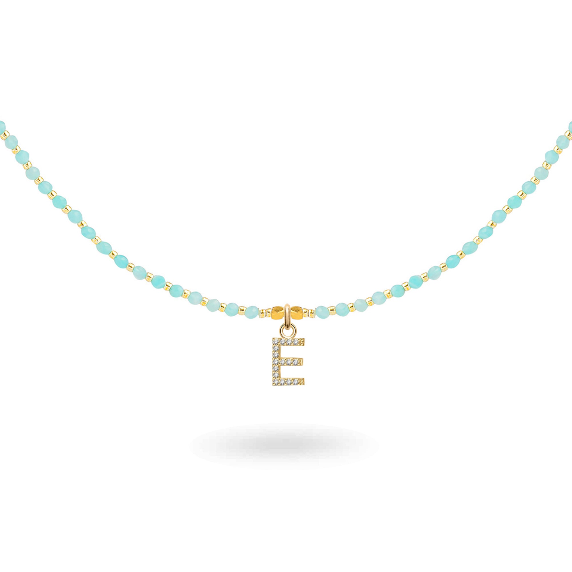 Collier personnalisable initiales et charms Nelia amazonite - Bijou sur fond blanc
