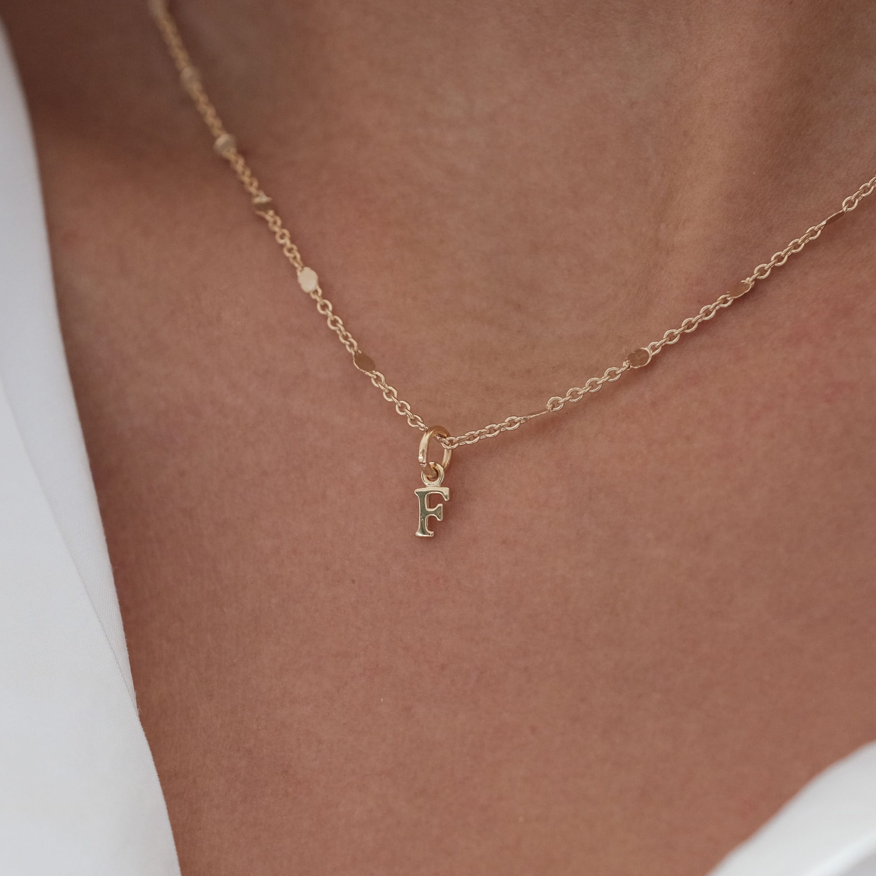 LAORA – Collier personnalisable doré initiales et charms - Bijou porté