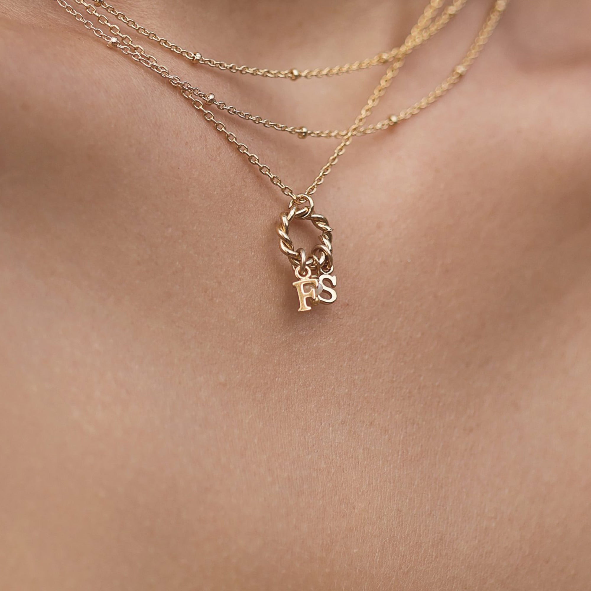 Collier personnalisable doré charms Alma - Bijou porté