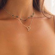 Collier personnalisable doré initiales et charms OKA - Bijou porté