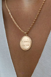 Médaille personnalisable plaqué or Louisa pour gravure femme - Bijou porté