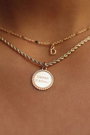 Médaille personnalisable plaqué or pour gravure femme - Bijou porté