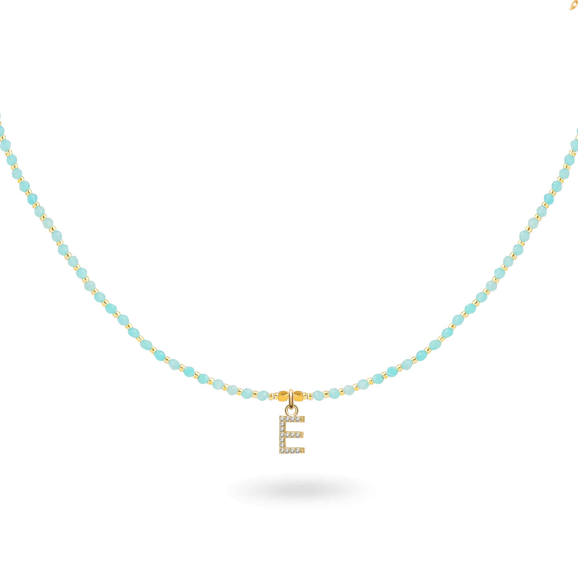 Collier personnalisable initiales et charms Nelia amazonite - Bijou sur fond blanc
