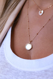 Collier doré personnalisable pour gravure nacre Joy - Bijou porté