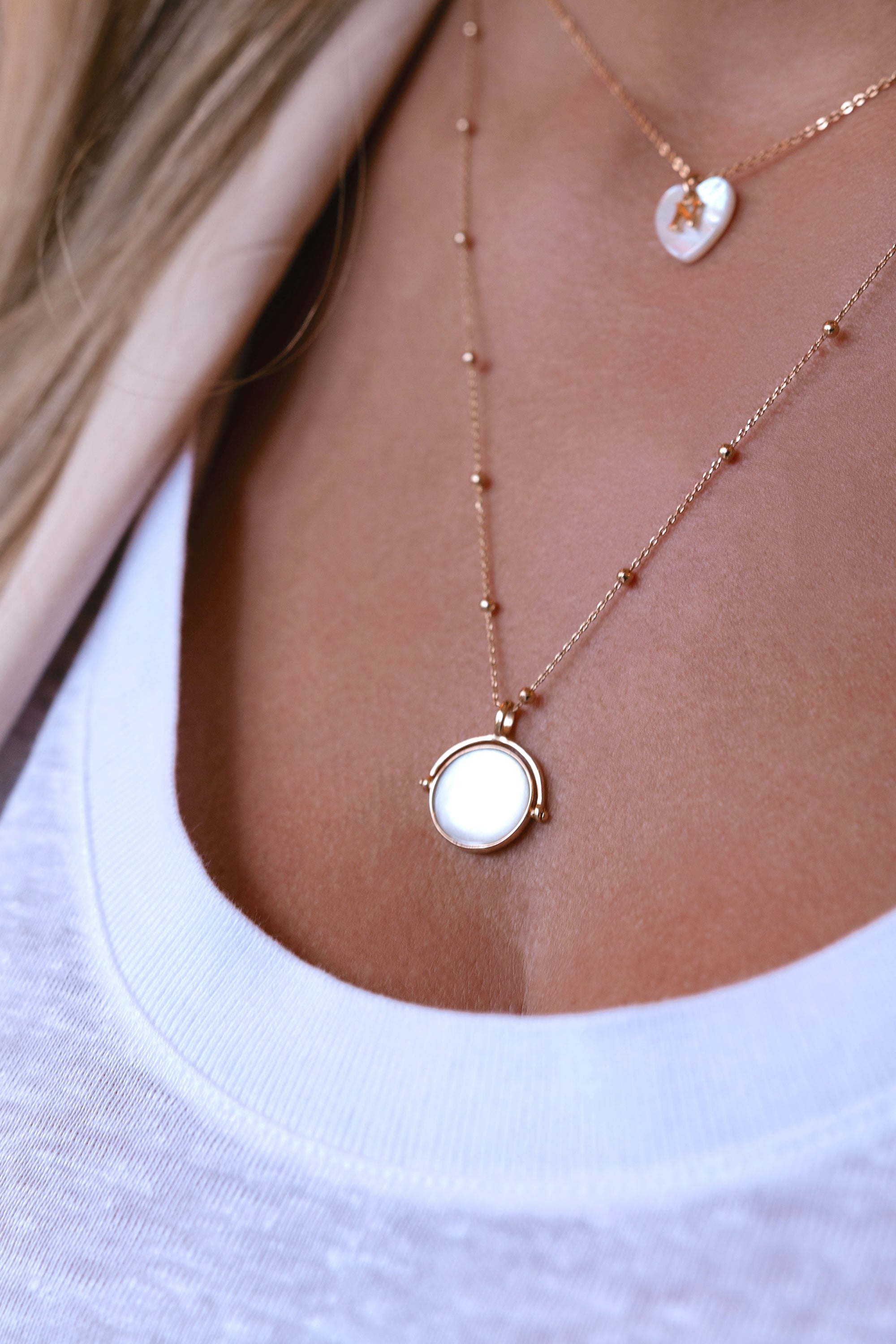 Collier doré personnalisable pour gravure nacre Joy - Bijou porté