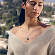 Collier doré personnalisable pour gravure nacre Joy - Bijou porté