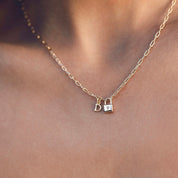 Collier doré personnalisable initiales et charms cadena Castille - Bijou porté