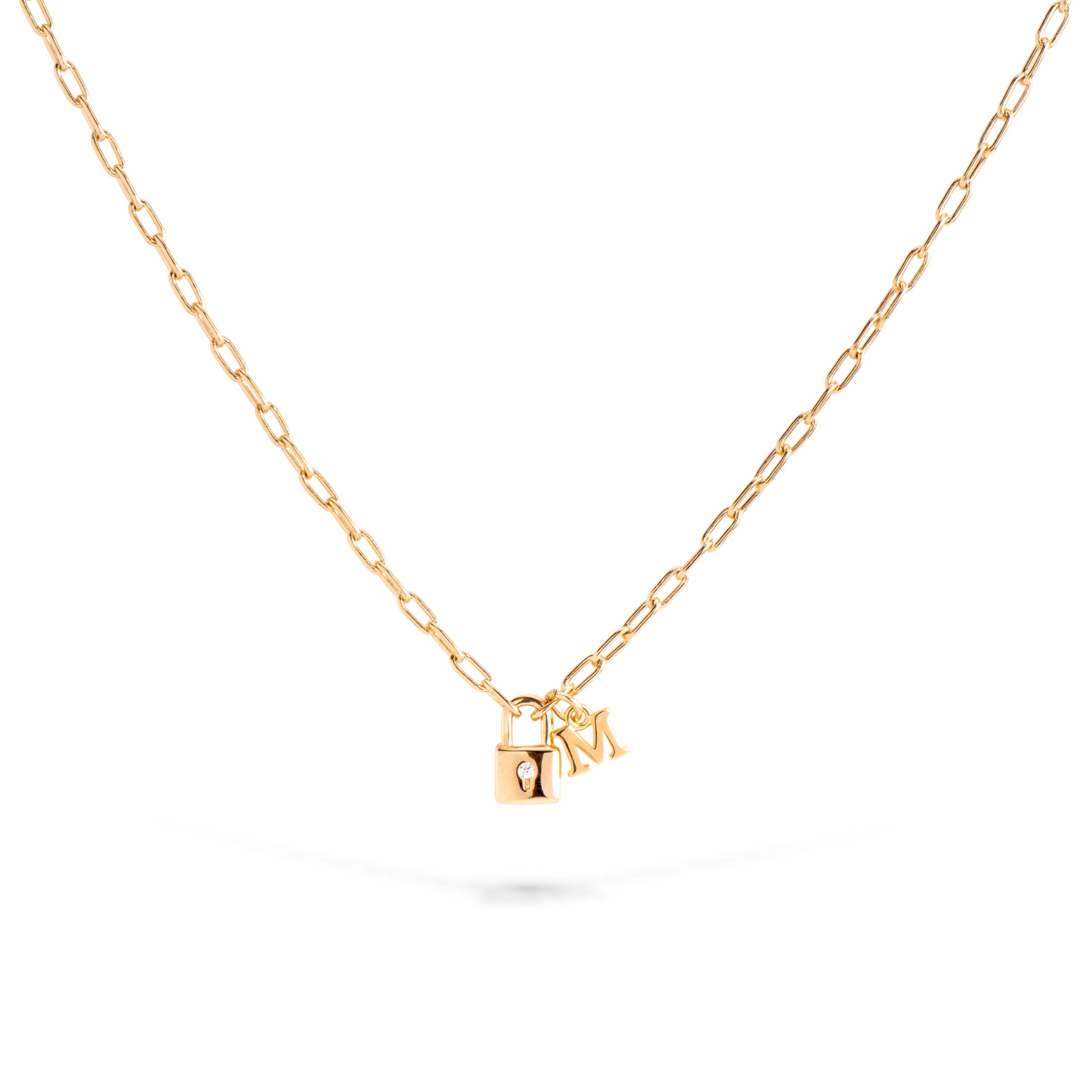 Collier doré personnalisable initiales et charms cadenas Castille - Bijou photographié sur fond blanc
