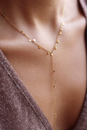 Collier doré Livy soleil cravate plongeant orné de petits soleils - Bijou porté