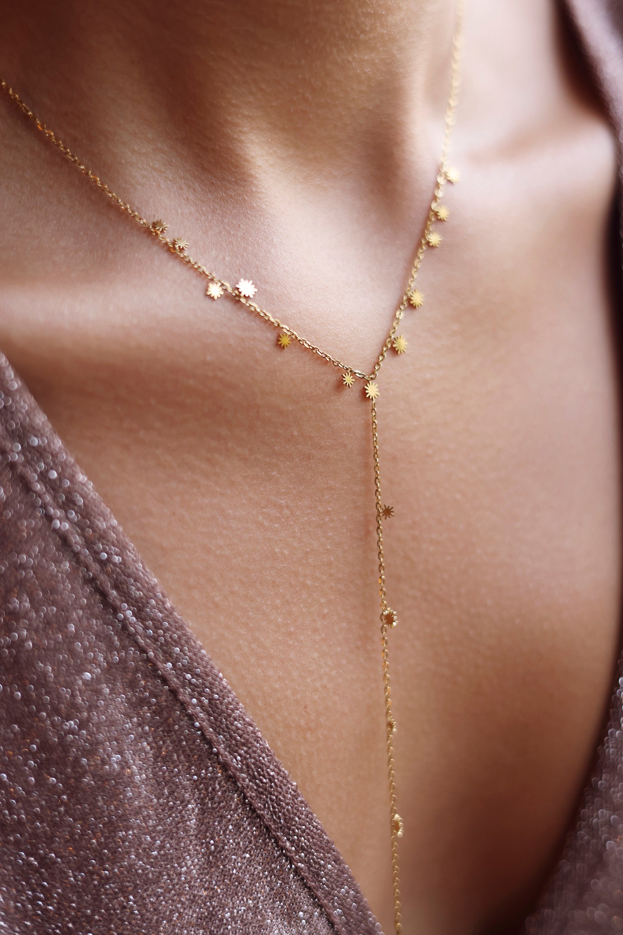 Collier doré Livy soleil cravate plongeant orné de petits soleils - Bijou porté