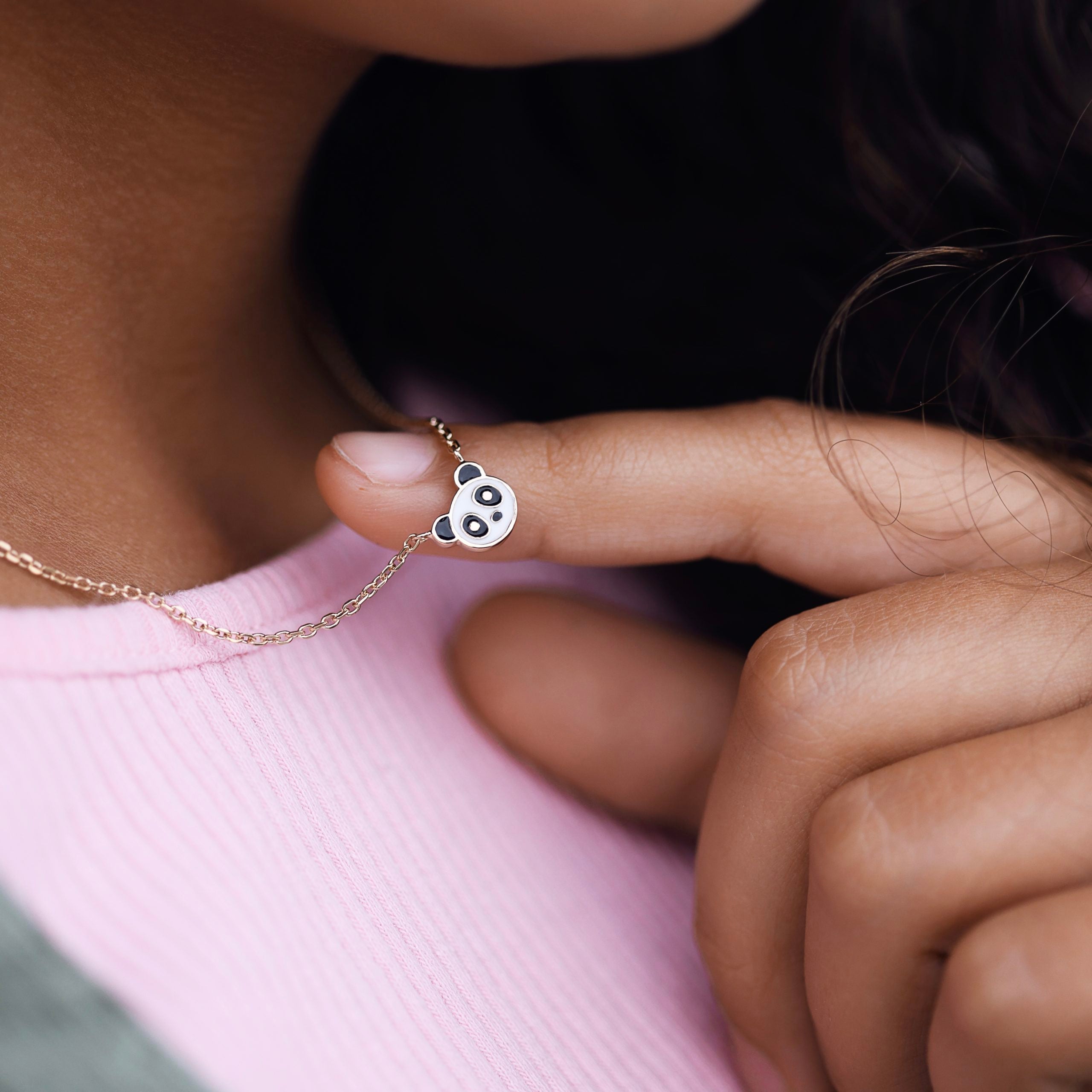 Collier pour enfant doré avec un pendentif panda - bijou porté focus 