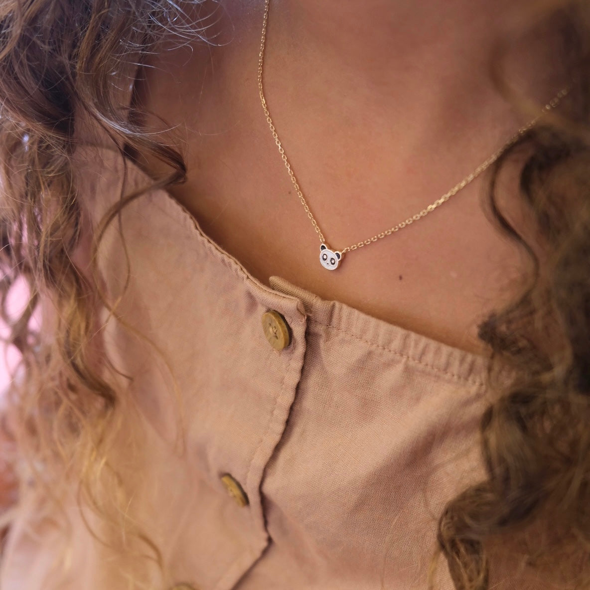 Collier pour enfant doré avec un pendentif panda -Bijou porté focus 