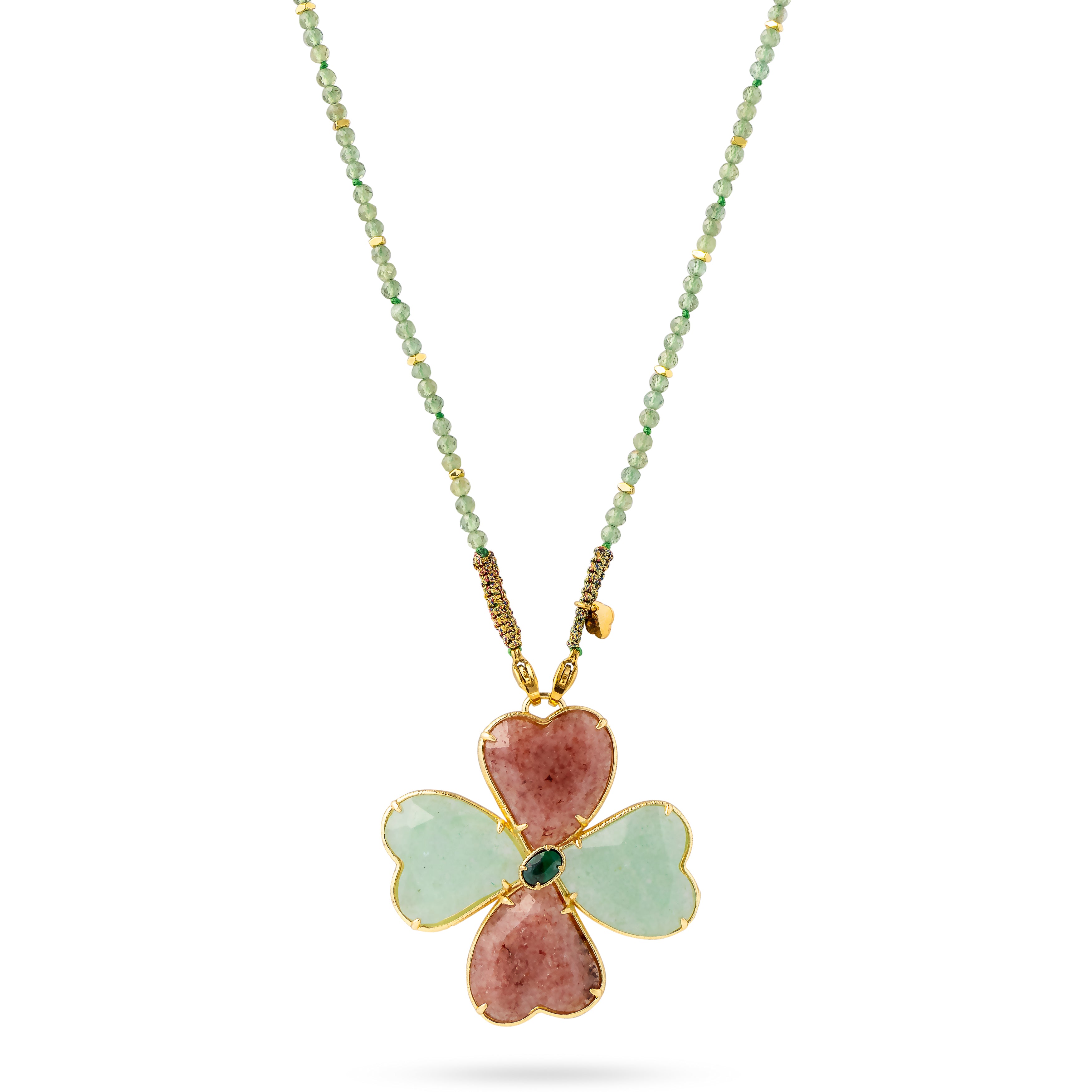 Collier sautoir Malaurie sur fil doré composé de perles en aventurine avec un pendentif en forme de trèfle serti d'aventurine, de quartz fraise et de malachite - Bijou sur fond blanc