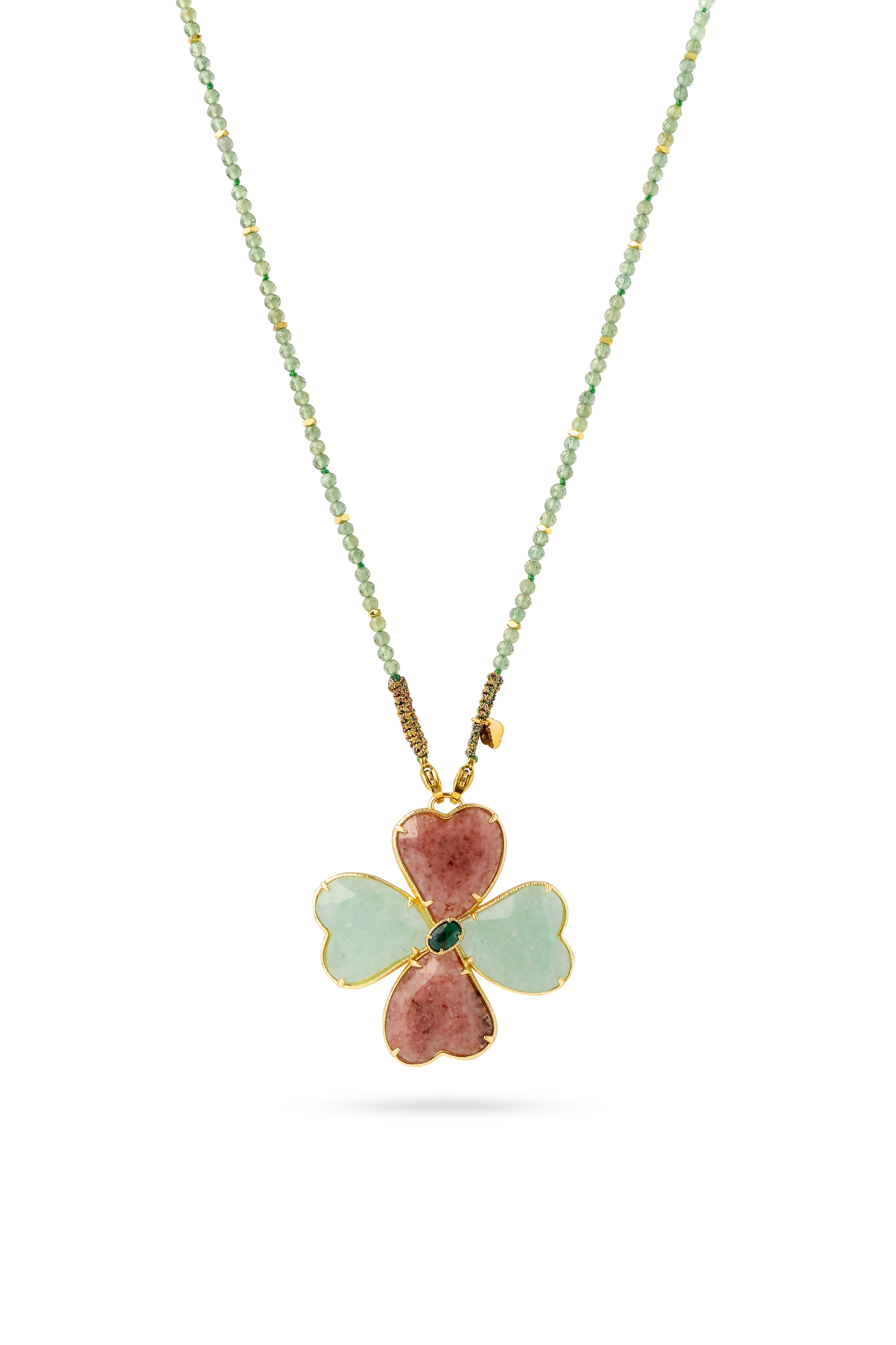 Collier sautoir Malaurie sur fil doré composé de perles en aventurine avec un pendentif en forme de trèfle serti d'aventurine, de quartz fraise et de malachite - Bijou sur fond blanc
