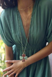 Collier sautoir Malaurie sur fil doré composé de perles en aventurine avec un pendentif en forme de trèfle serti d'aventurine, de quartz fraise et de malachite - Bijou porté