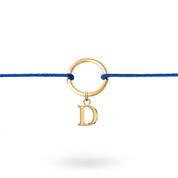 Bracelet cordon personnalisable doré initiales et charms Delya bleu - Bijou sur fond blanc