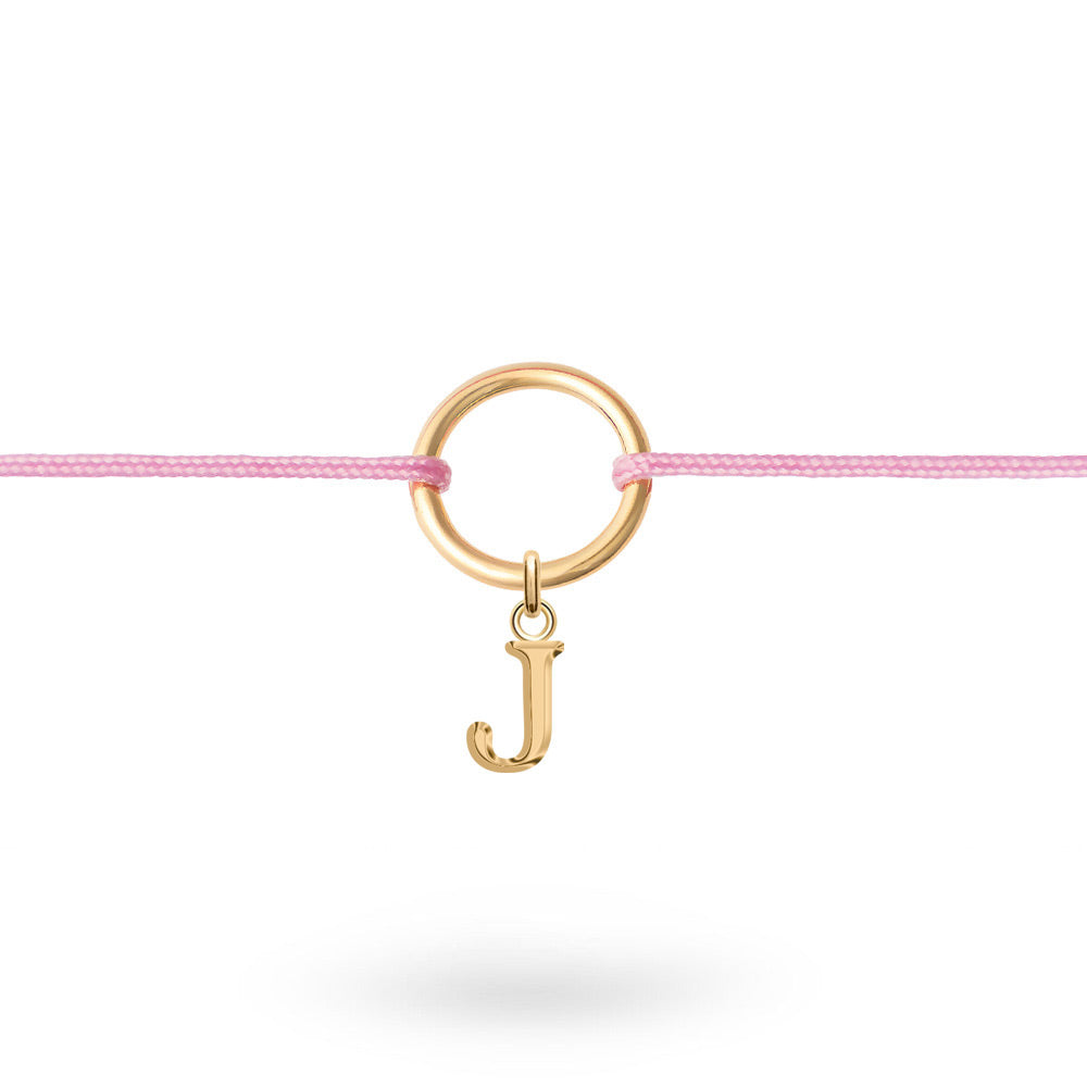Bracelet cordon personnalisable doré initiales et charms Delya rose - Bijou sur fond blanc