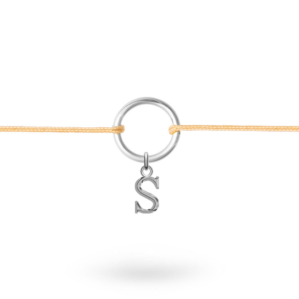 Bracelet cordon personnalisable argent initiales et charms Delya beige - Bijou sur fond blanc