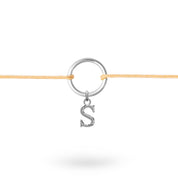 Bracelet cordon personnalisable argent initiales et charms Delya beige - Bijou sur fond blanc