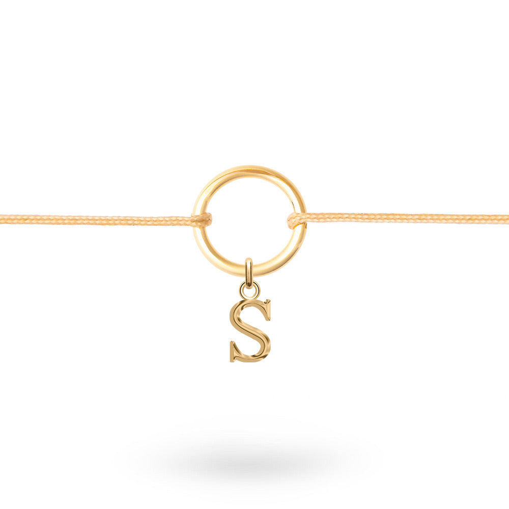 Bracelet cordon personnalisable doré initiales et charms Delya beige - Bijou sur fond blanc
